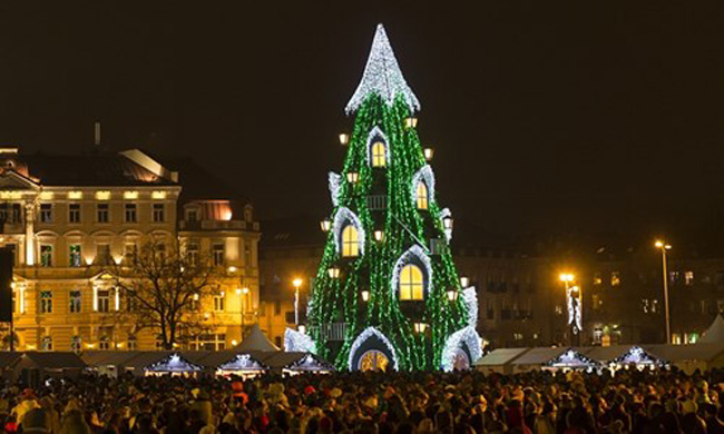 Cây thông Noel mang phong cách lâu đài của đất nước Lithuania.