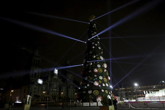 Cây thông độc đáo ở quảng trường Zocalo (thành phố Mexico).