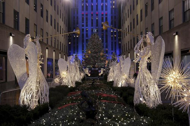 Vẻ đẹp rực rỡ của cây thông ở Trung tâm Rockefeller (Manhattan, New York, Mỹ). Đây là cây thông thứ 83 được dựng lên ở Rockefeller.
