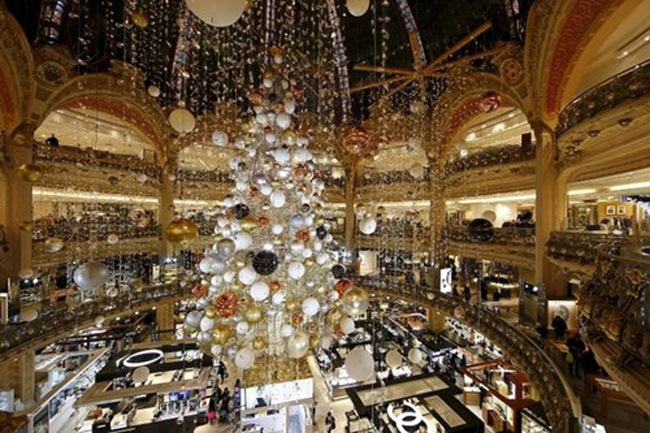 Cây thông xa hoa ở giữa&nbsp;trung tâm thương mại&nbsp;Galeries Lafayette (Paris, Pháp)