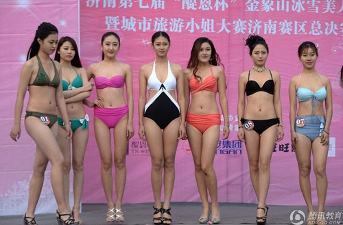10 nữ sinh khổ sở diện bikini tạo dáng dưới tiết trời -3 độ - 1