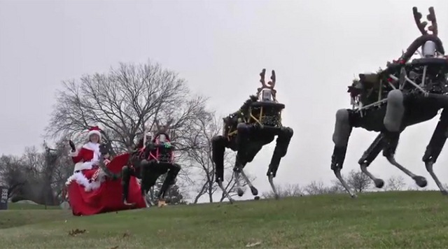 Mỹ: Ông già Noel dùng tuần lộc robot kéo xe - 1