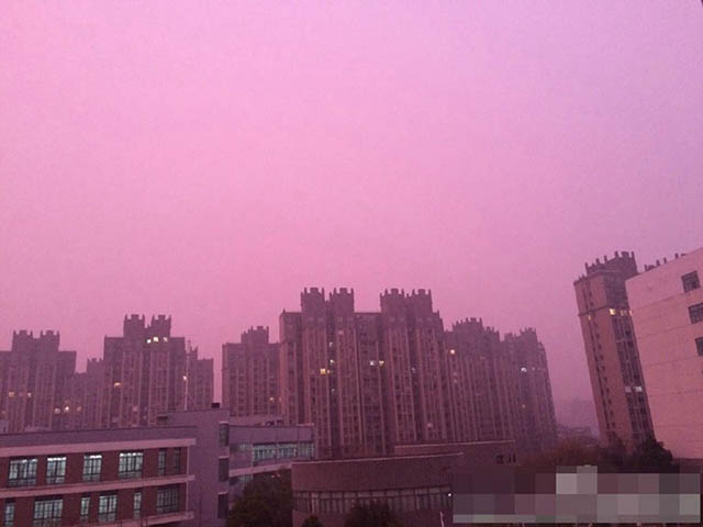 TQ: Dân hoang mang vì sương mù hồng bao phủ thành phố - 1