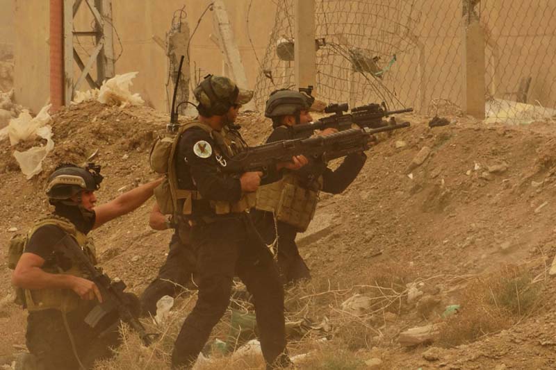 Quân đội Iraq dội mưa bom, giết 8 thủ lĩnh IS - 1
