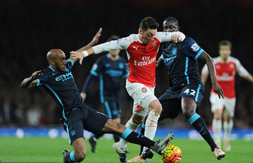 Arsenal mơ “hóa rồng”: Hãy giữ Ozil bằng mọi giá - 2