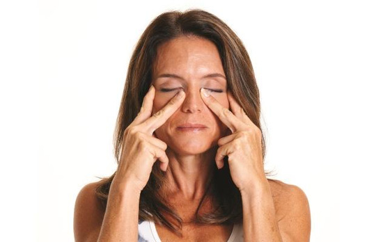 5 động tác đơn giản giúp ngăn ngừa nếp nhăn - 2