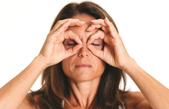 5 động tác đơn giản giúp ngăn ngừa nếp nhăn - 3