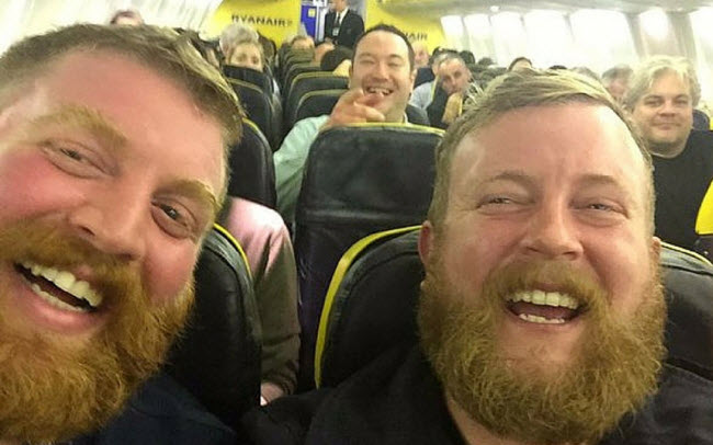 Hai người đàn ông xa la có khuôn mặt giống nhau như đúc trên một chuyến bay của hãng hàng không Ryanair.