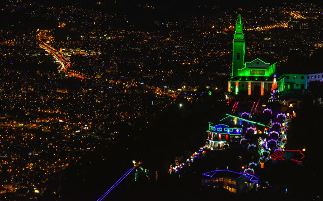 Khung cảnh lung linh đèn màu vào ban đêm trước lễ Giáng sinh bao phủ thành phố Bogotá, Colombia.
