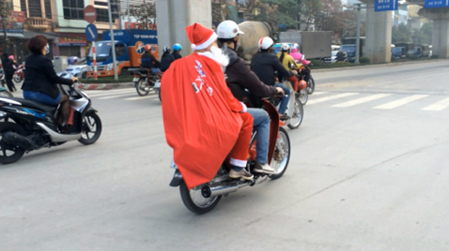 Clip: Ông già Noel cưỡi xe máy, vượt đèn đỏ đi phát quà - 1