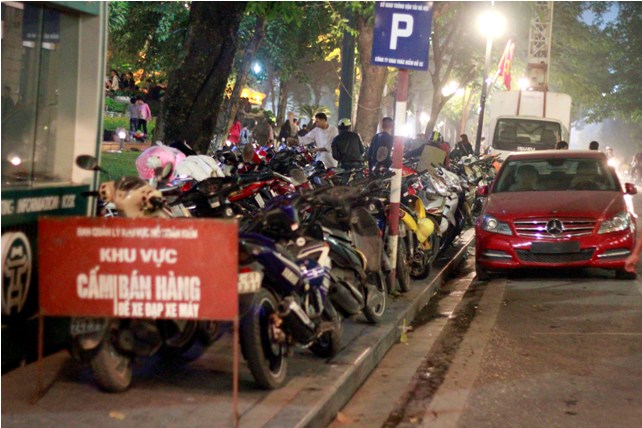 Hà Nội: Giá vé gửi xe máy tăng 10 lần trong đêm Noel - 1