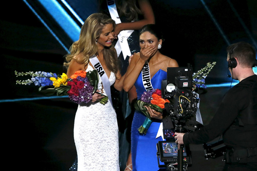 Hoa hậu Mỹ bị dọa giết vì cười khi MC trao nhầm giải - 1
