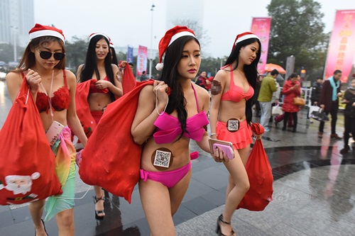Gái trẻ diện bikini xuống đường phát quà Noel - 1