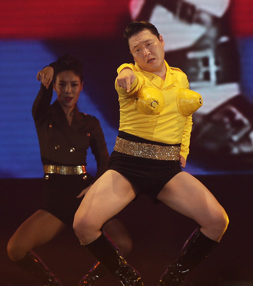 &#39;Cha đẻ Gangnam Style&#39; gây tranh cãi vì tiết mục quá lố - 8