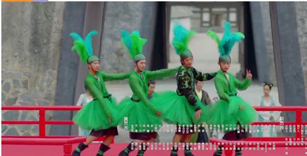 Bộ phim 'quái đản' hút hơn 100 triệu người xem - 13