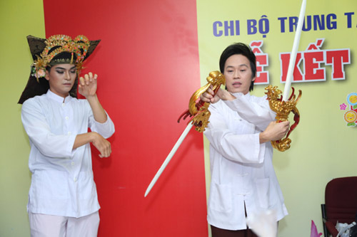 Hoài Linh phờ phạc chạy show quá 12h đêm - 5