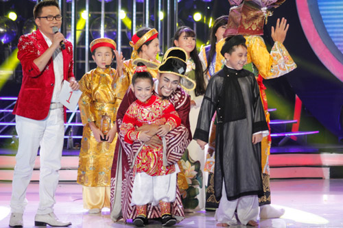 Hoài Linh phờ phạc chạy show quá 12h đêm - 9