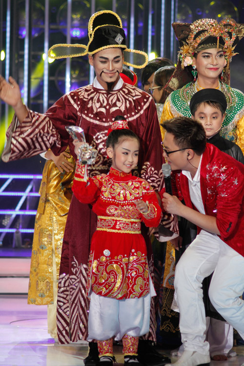 Hoài Linh phờ phạc chạy show quá 12h đêm - 10