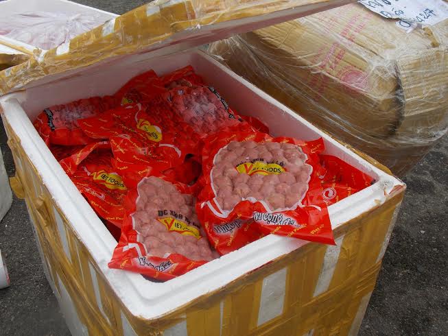 Gần nửa tấn chân gà, xúc xích... bốc mùi "đi" xe khách - 3