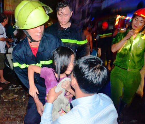 Giải cứu 5 người mắc kẹt trong căn nhà cháy - 2