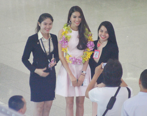 Hoa hậu Phạm Hương òa khóc hạnh phúc trong vòng tay mẹ - 2