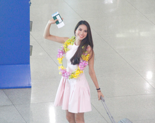 Hoa hậu Phạm Hương òa khóc hạnh phúc trong vòng tay mẹ - 3