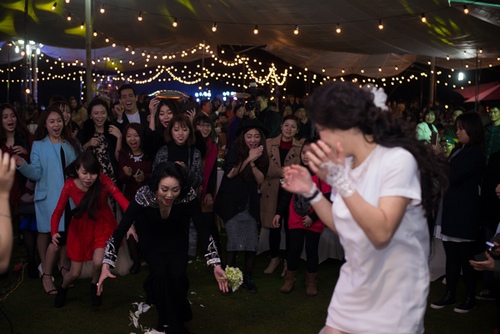 Ngắm trọn ảnh đám cưới cổ tích của 'ca nương' Kiều Anh - 1