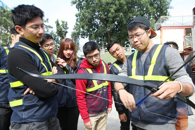 Ngắm nữ sinh Hà thành 'cưỡi' mô tô bắn cung - 2