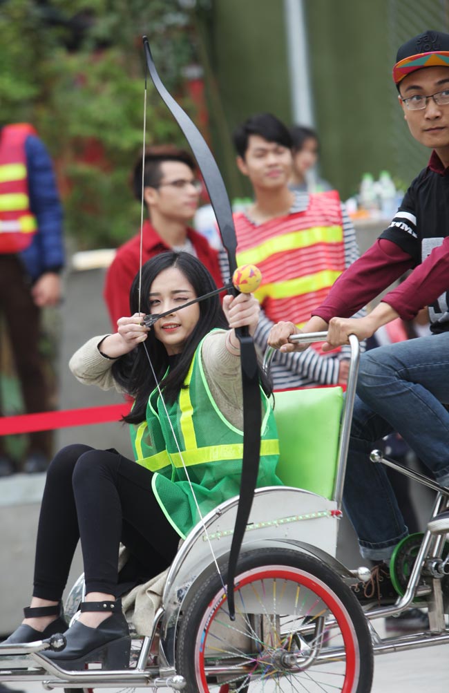 Ngắm nữ sinh Hà thành 'cưỡi' mô tô bắn cung - 6