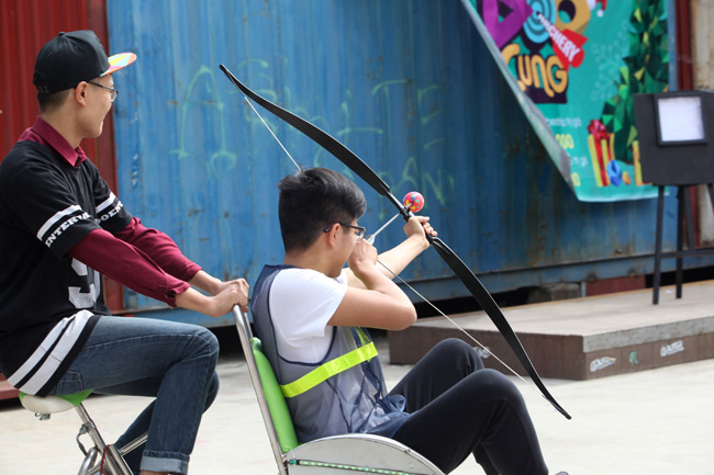 Ngắm nữ sinh Hà thành 'cưỡi' mô tô bắn cung - 5
