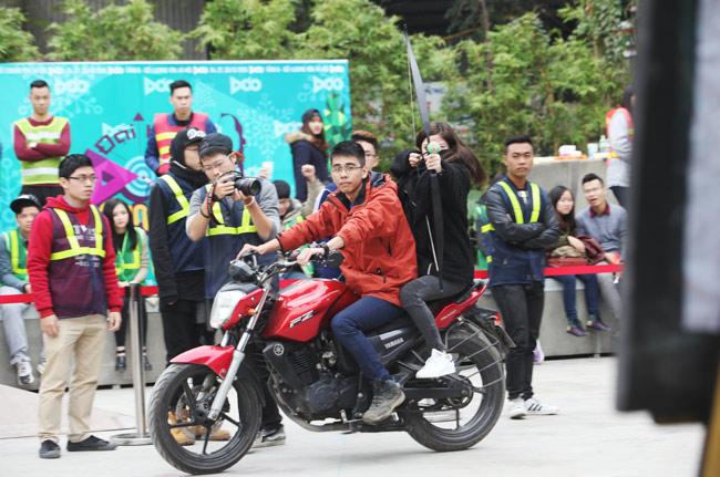 Ngắm nữ sinh Hà thành 'cưỡi' mô tô bắn cung - 9
