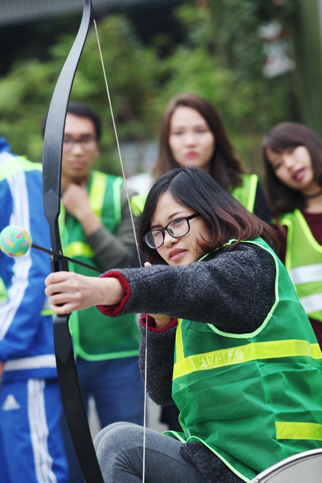 Ngắm nữ sinh Hà thành 'cưỡi' mô tô bắn cung - 8