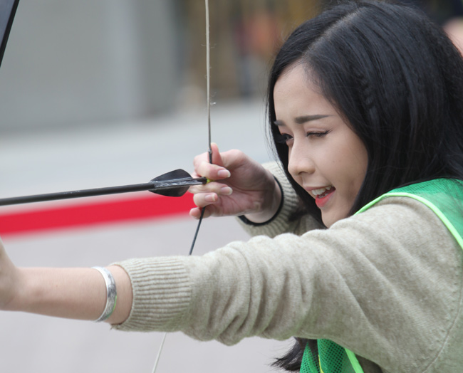 Ngắm nữ sinh Hà thành 'cưỡi' mô tô bắn cung - 7