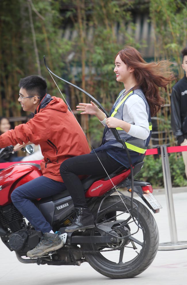 Ngắm nữ sinh Hà thành 'cưỡi' mô tô bắn cung - 12