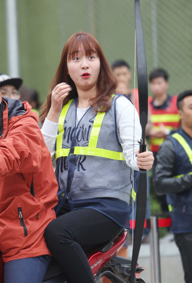 Ngắm nữ sinh Hà thành 'cưỡi' mô tô bắn cung - 11