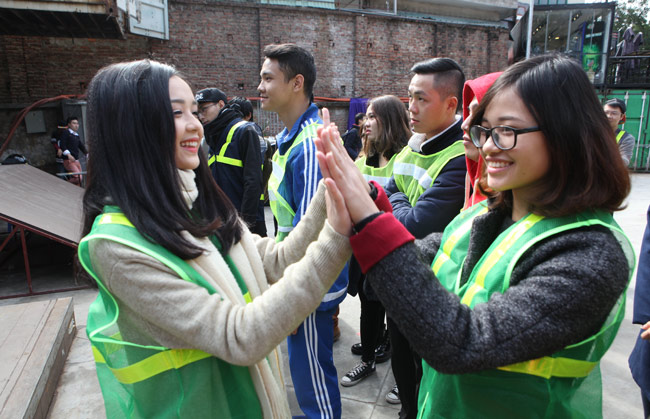 Ngắm nữ sinh Hà thành 'cưỡi' mô tô bắn cung - 3