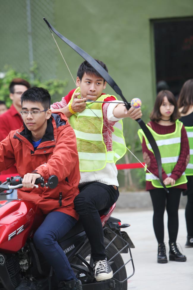 Ngắm nữ sinh Hà thành 'cưỡi' mô tô bắn cung - 2