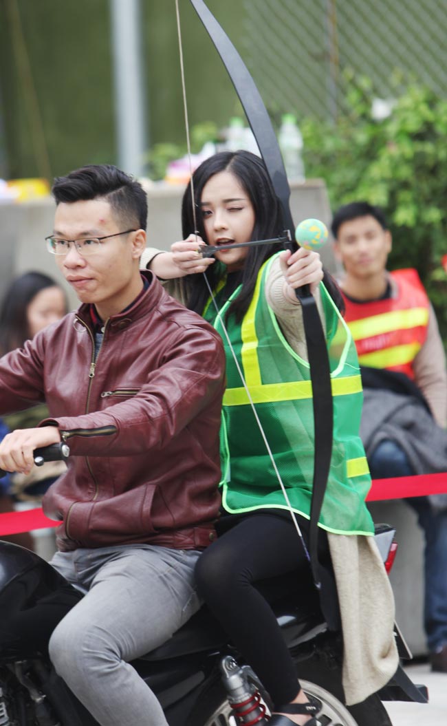 Ngắm nữ sinh Hà thành 'cưỡi' mô tô bắn cung - 13