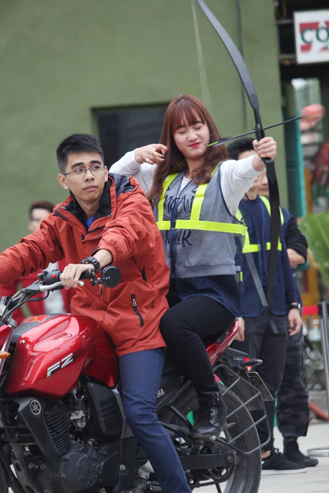 Ngắm nữ sinh Hà thành 'cưỡi' mô tô bắn cung - 10
