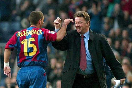 MU: Ed Woodward bất ngờ "cầu xin" Van Gaal ở lại - 2