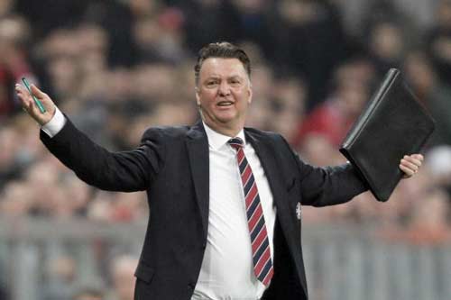 MU: Ed Woodward bất ngờ "cầu xin" Van Gaal ở lại - 3