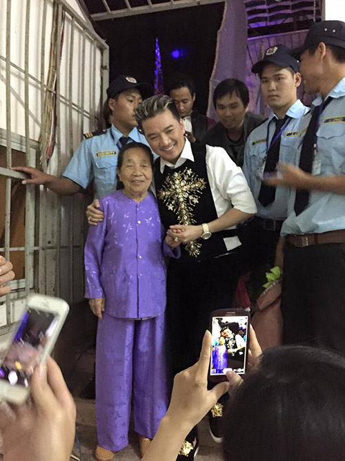 Facebook sao 28/12: Hà Hồ hẹn hò với bạn trai đại gia - 5