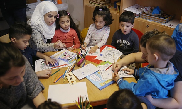 Đức phải tuyển 8.500 giáo viên dạy tiếng cho 196.000 trẻ tị nạn - 1