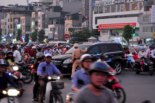 Chủ tịch Hà Nội đề xuất hạn chế phương tiện cá nhân - 1