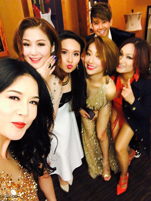 Facebook sao 28/12: Hà Hồ hẹn hò với bạn trai đại gia - 8