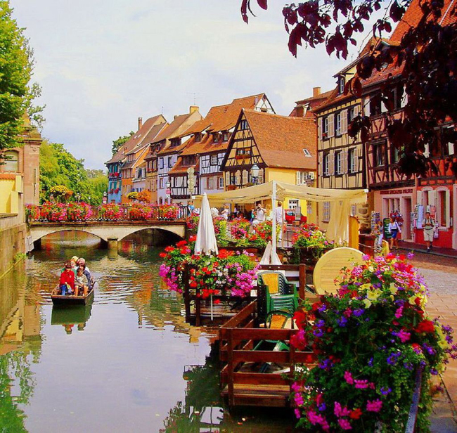 Thị trấn Colmar, vùng Alsace, Pháp mang vẻ đẹp nao lòng người với những ngôi nhà gỗ xinh xắn, sơn màu sặc sỡ, con kênh rực rỡ sắc hoa, lối đi lát đá hoa cương tuyệt đẹp.
