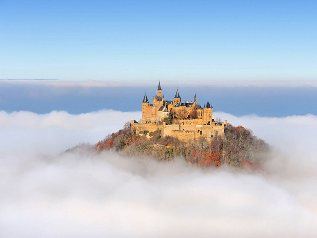 Lâu đài Hohenzollern, Stuttgart, Đức đẹp như một giấc mơ với kiến trúc Tân Gothic tráng lệ. Tòa lâu đài nằm trên núi Kegelberg và ẩn hiện trong làn sương mù.
