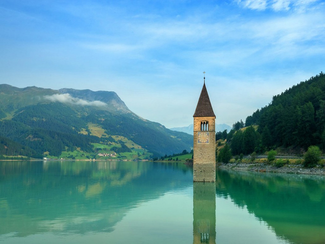 Nhà thờ ở hồ Reschen, South Tyrol, Ý trông giống nơi ở của nàng công chúa tóc mây Rapunzel.&nbsp;
