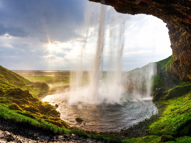 Thác nước Seljalandsfoss, Iceland xứng đáng là địa điểm đẹp như chốn thần tiên.&nbsp; Từ độ cao 60 mét, dòng thác trắng xóa đổ xuống hồ nước phía dưới tạo nên vẻ đẹp như hư như thực.
