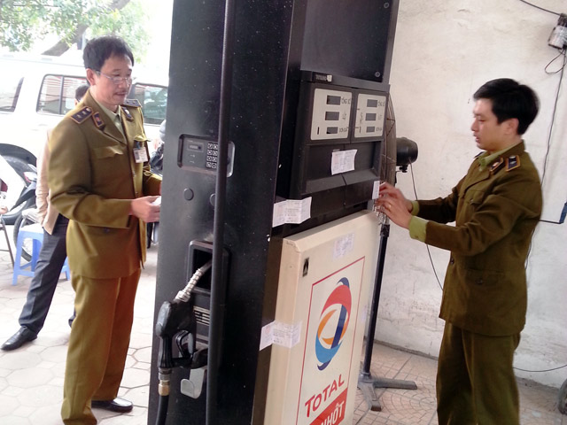 Hai cây xăng gắn chip gian lận ở Hà Nội: Khởi tố vụ án - 1